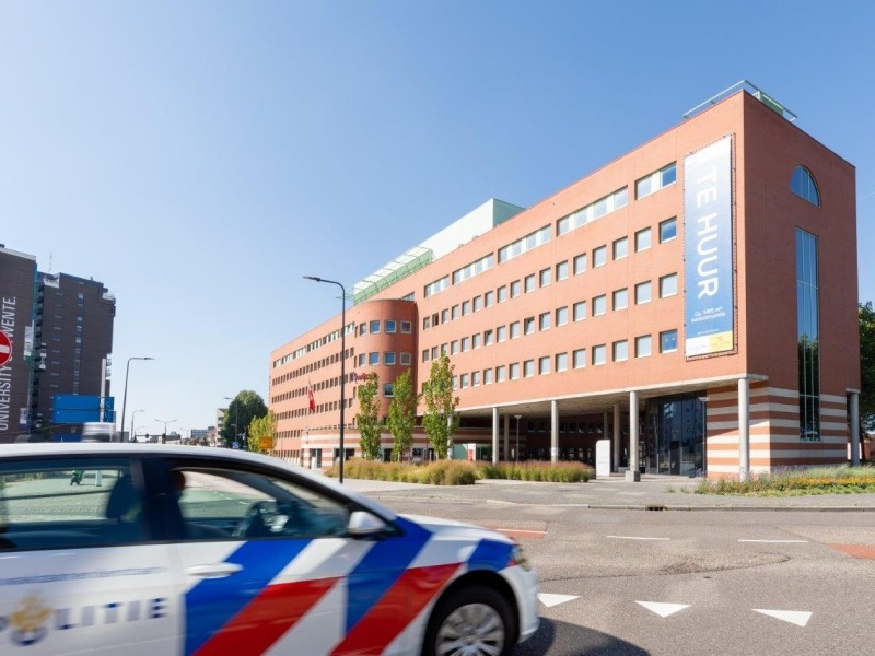 Nijverheidstraat met politieauto