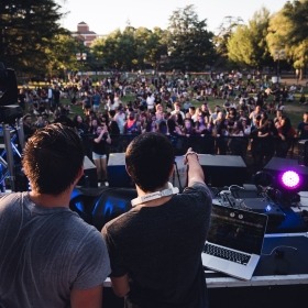 DJ met uitzicht op bezoekers