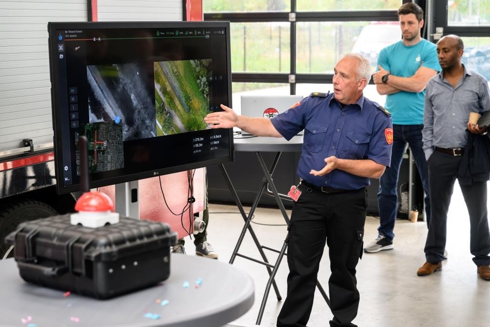 Drone-specialist Martijn Zagwijn legt door middel van een scherm uit hoe de drone werkt
