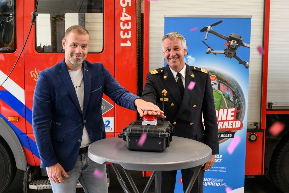 Brandweercommandant Stephan Wevers en locoburgemeester Niels van den Berg drukken op een rode knop