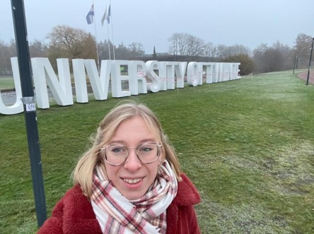 Maud bij bord Universiteit Twente