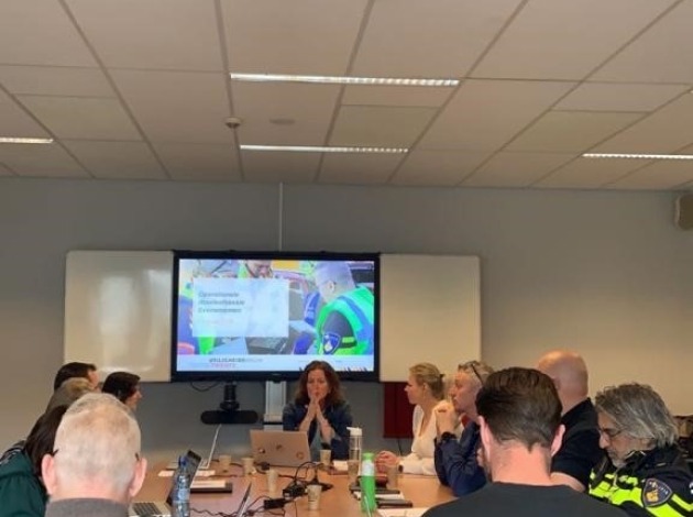 Overleggende mensen aan een tafel