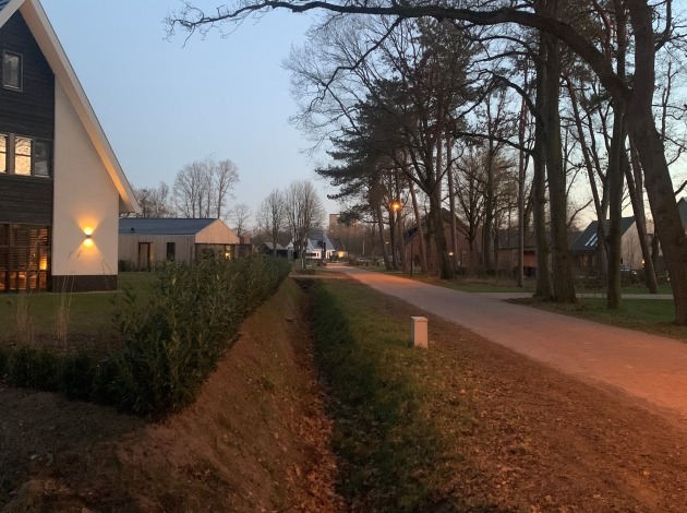 Ondergaande zon bij pad 